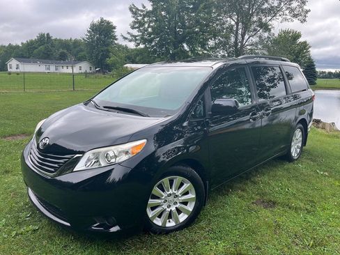 Used 2015 Toyota Sienna LE AWD/4WD image 1