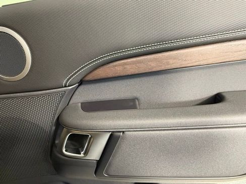 New 2025 Land Rover Discovery Dynamic SE image 27