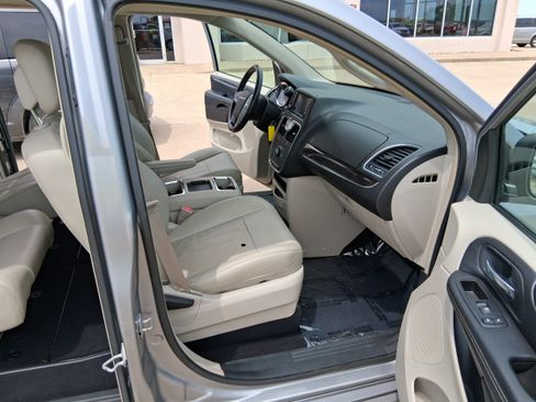 Used 2013 Chrysler Town & Country Touring FWD image 19