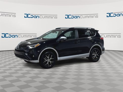 Used 2018 Toyota RAV4 SE image 4