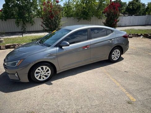 Used 2019 Hyundai Elantra SE w/ Cargo Package FWD image 12