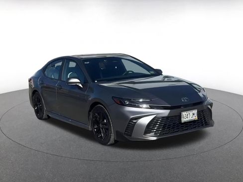 Used 2025 Toyota Camry SE image 3