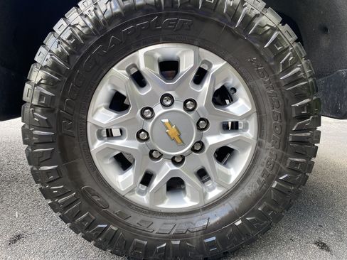 Used 2024 Chevrolet Silverado 2500 LT AWD/4WD image 43