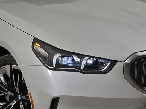 Used 2026 BMW 530i xDrive w/ Premium Package image 36