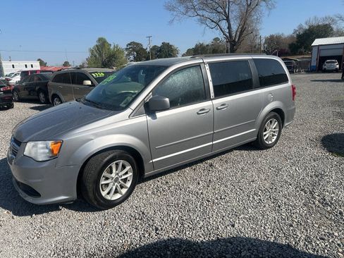 Used 2016 Dodge Grand Caravan SXT w/ UConnect Hands-Free Group FWD image 4