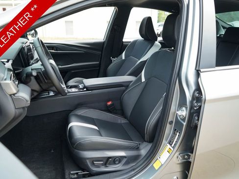 Used 2025 Toyota Camry SE w/ Convenience Package image 8