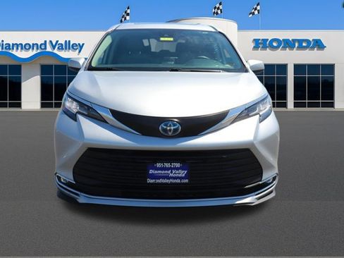 Used 2023 Toyota Sienna XLE FWD image 2