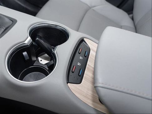 Used 2021 Toyota Venza XLE w/ Softex Package image 14