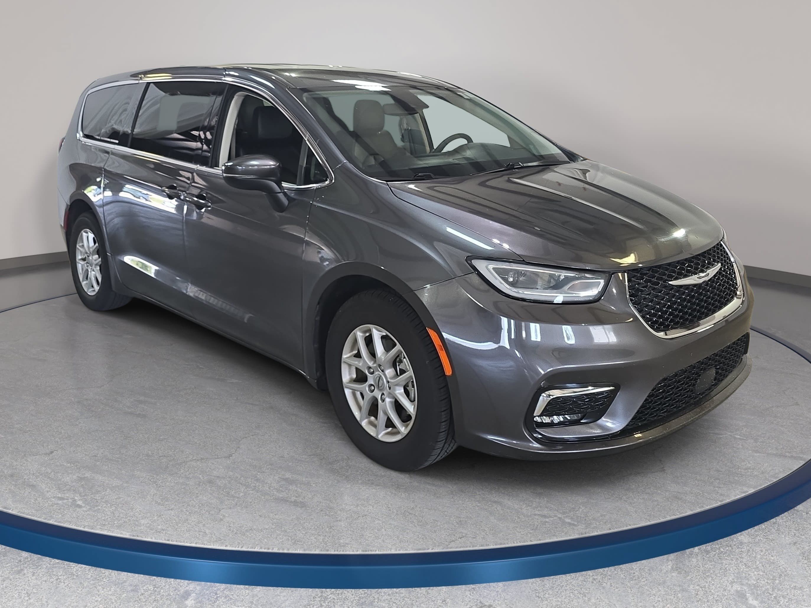 Used 2023 Chrysler Pacifica Touring-L FWD image 4