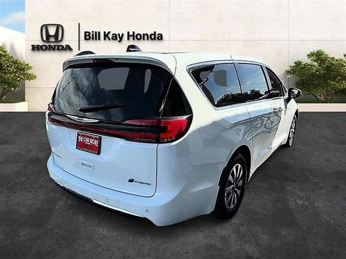 Used 2023 Chrysler Pacifica Touring-L FWD image 11