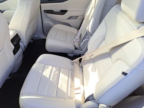 Used 2023 GMC Acadia Denali w/ Denali Ultimate Package image 10