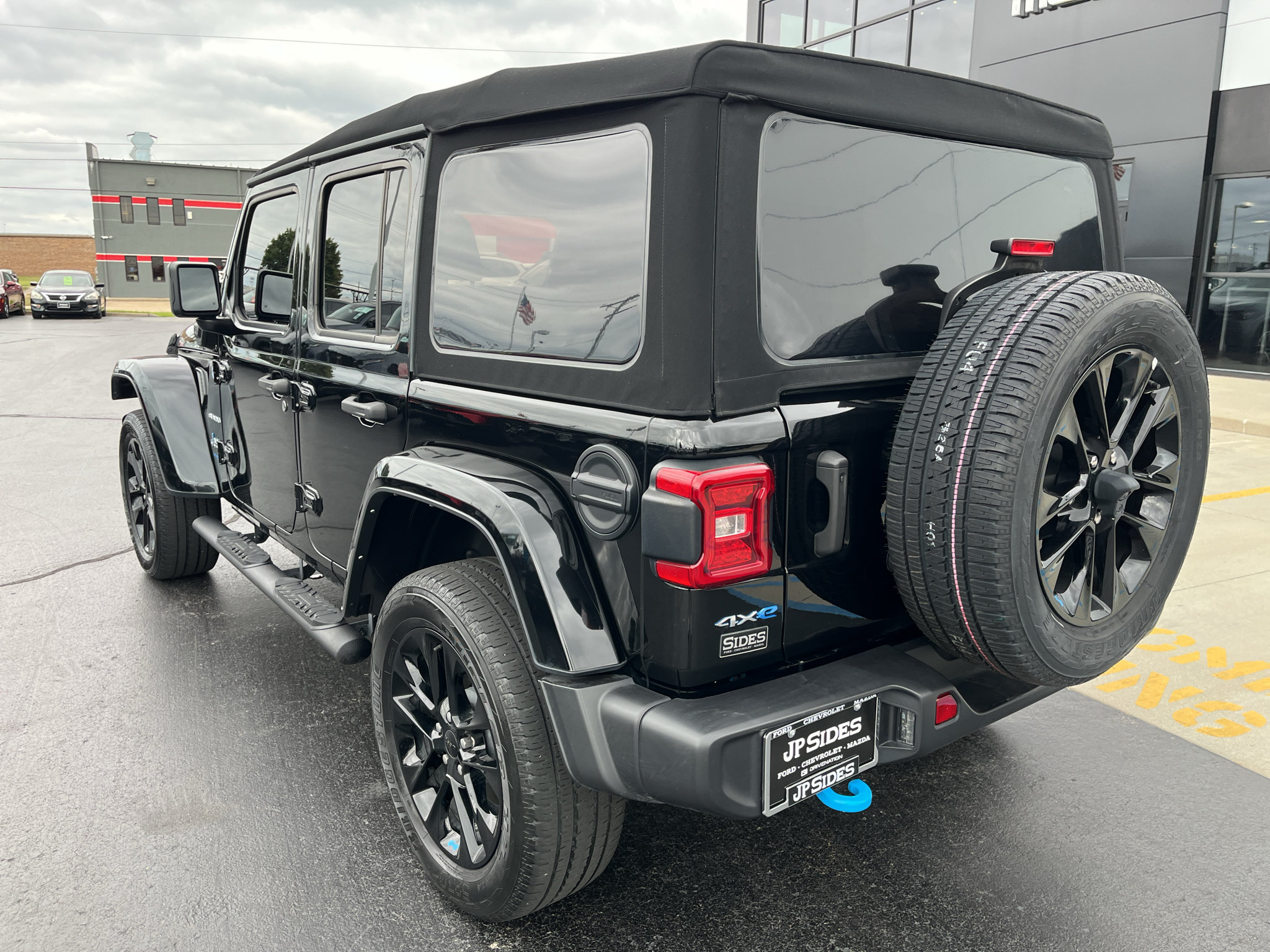 Used 2022 Jeep Wrangler Unlimited Sahara w/ Cold Weather Group AWD/4WD image 11