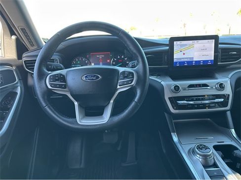 Used 2022 Ford Explorer XLT w/ Equipment Group 202A image 7