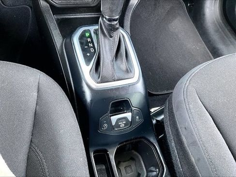Used 2020 Jeep Renegade Altitude w/ UConnect 8.4 Nav Group FWD image 31