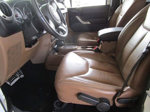 Used 2017 Jeep Wrangler Unlimited Sahara w/ Connectivity Group image 22