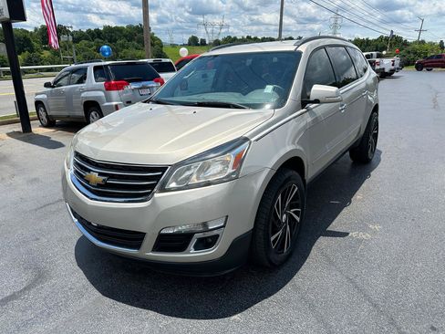 Used 2015 Chevrolet Traverse LT w/ Style and Technology Package FWD image 8