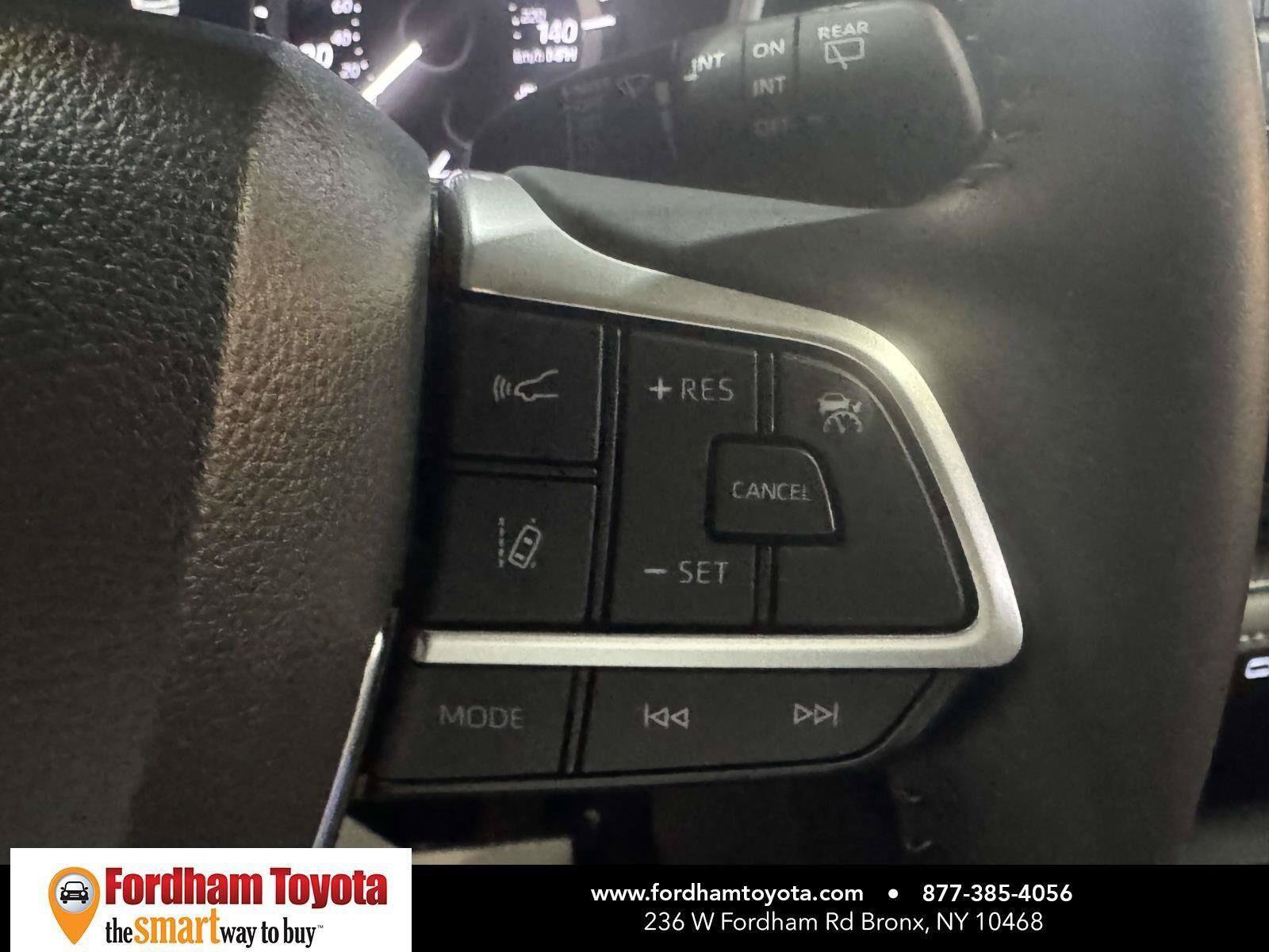 Used 2023 Toyota Highlander XLE AWD/4WD image 10