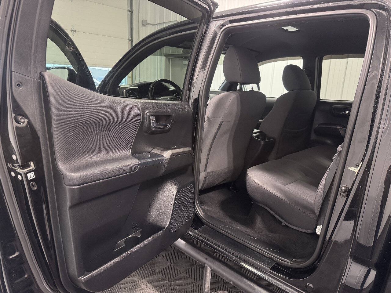 Used 2017 Toyota Tacoma TRD Sport w/ Tow Package AWD/4WD image 9