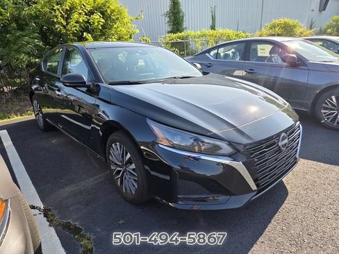 Used 2025 Nissan Altima 2.5 SV FWD image 3