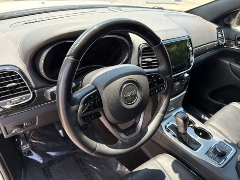Used 2019 Jeep Grand Cherokee Overland AWD/4WD image 4