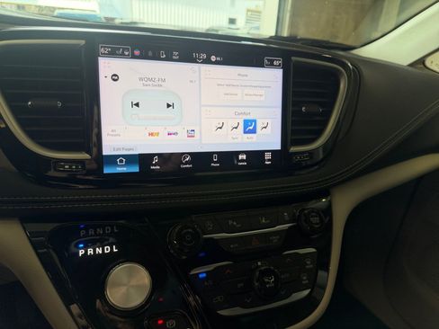 Used 2024 Chrysler Pacifica Touring-L FWD image 22