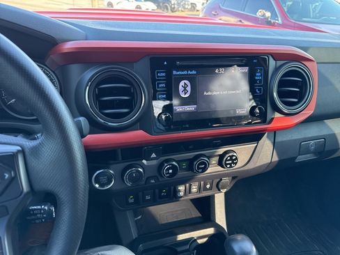 Used 2018 Toyota Tacoma TRD Sport w/ Technology Package image 10