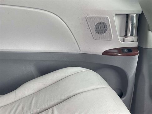 Used 2014 Toyota Sienna XLE image 21