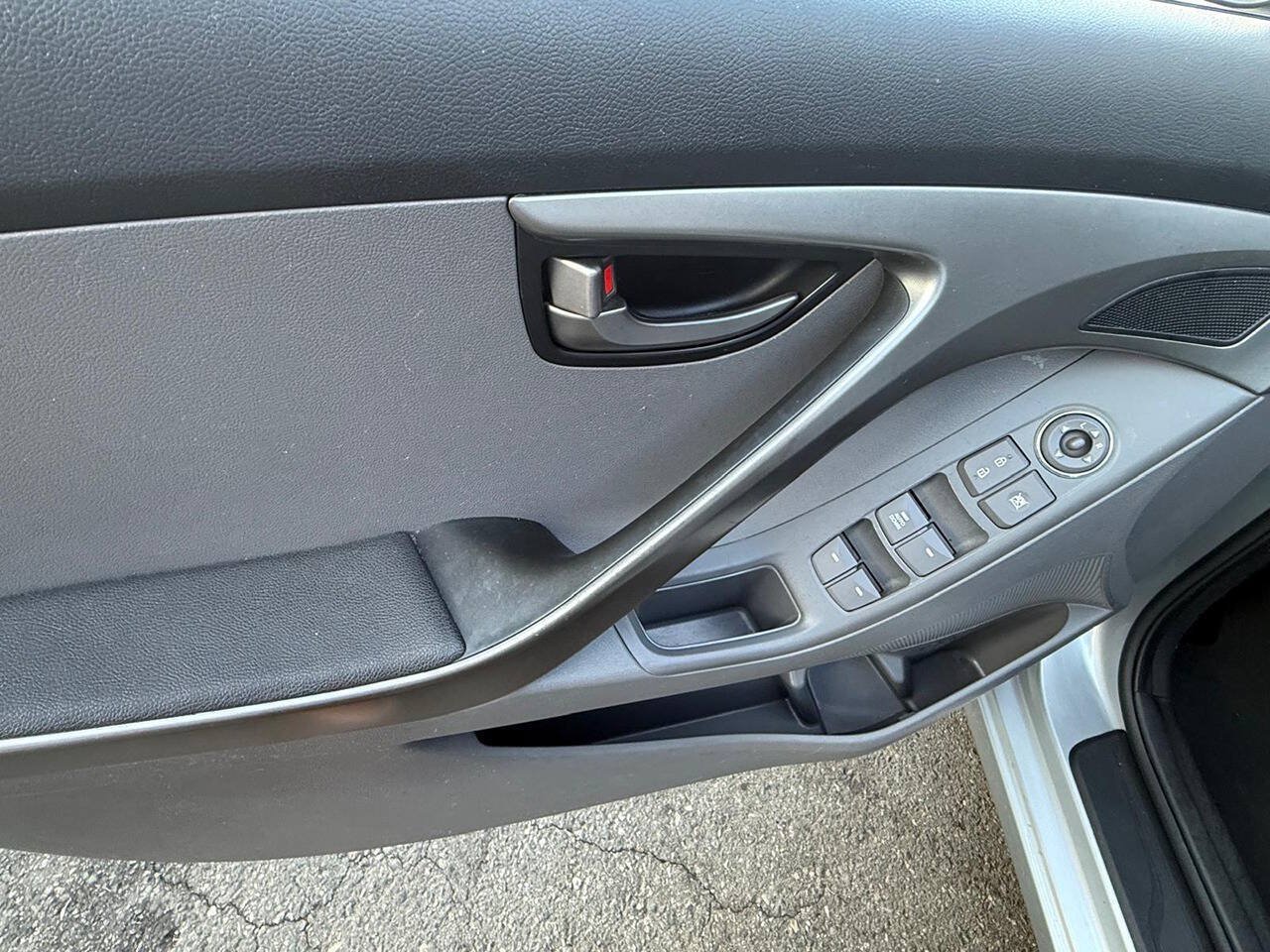 Used 2012 Hyundai Elantra GLS FWD image 15