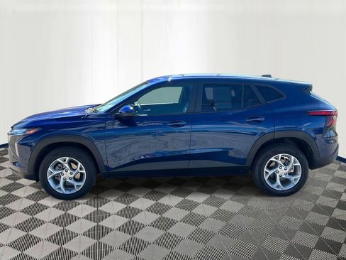 Used 2024 Chevrolet Trax LS w/ LS Convenience Package FWD image 2