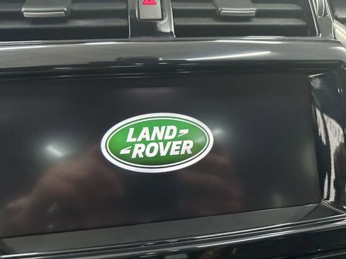 Used 2020 Land Rover Discovery HSE image 12