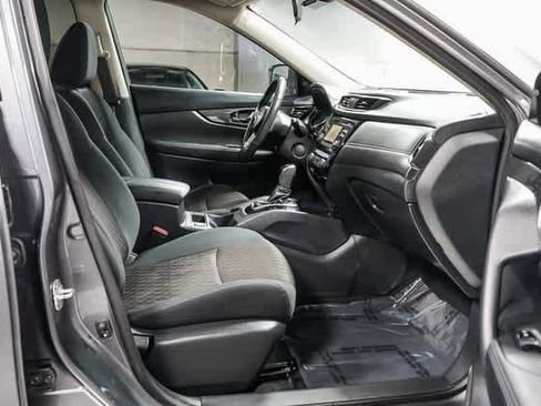 Used 2017 Nissan Rogue SV image 16