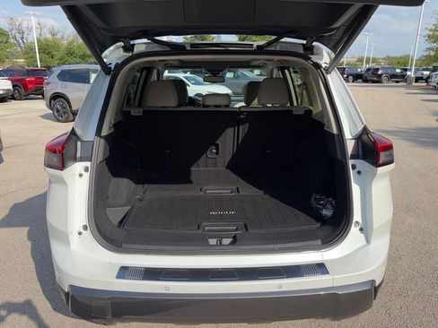 Used 2025 Nissan Rogue SL w/ SL Premium Package image 29