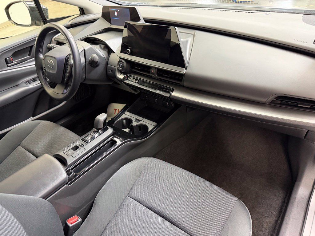 Used 2025 Toyota Prius LE FWD image 12