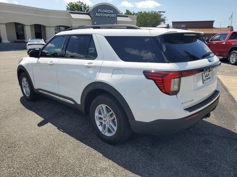 Used 2025 Ford Explorer Active AWD/4WD image 3