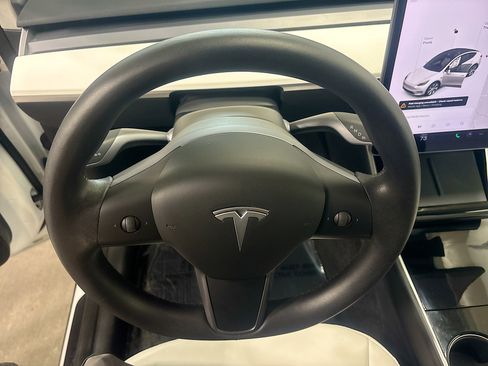 Used 2021 Tesla Model Y Long Range image 36