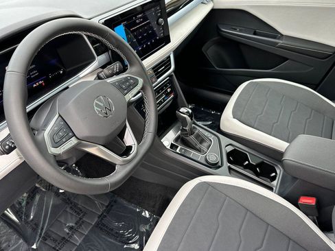 New 2026 Volkswagen Taos SE image 9