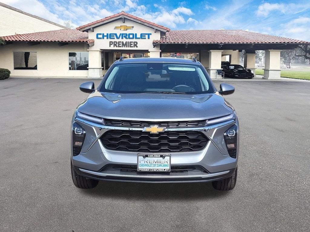 Used 2025 Chevrolet Trax LT FWD image 3