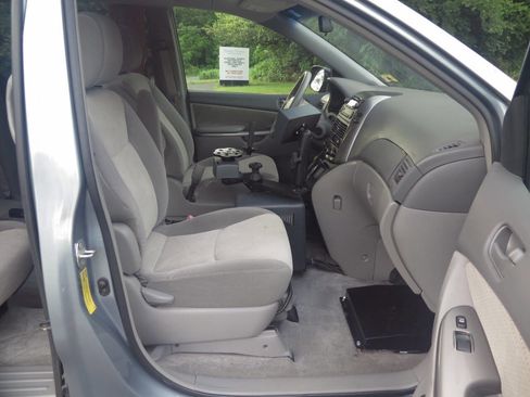 Used 2010 Toyota Sienna LE FWD image 8