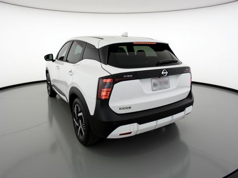 Used 2025 Nissan Kicks SV image 6