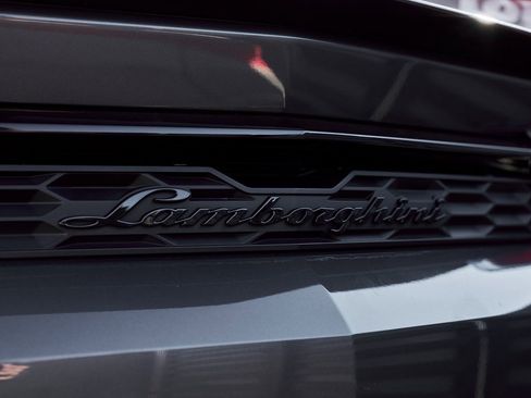 Used 2025 Lamborghini Urus SE image 9