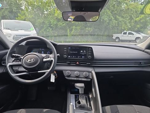 Used 2025 Hyundai Elantra SE FWD image 15