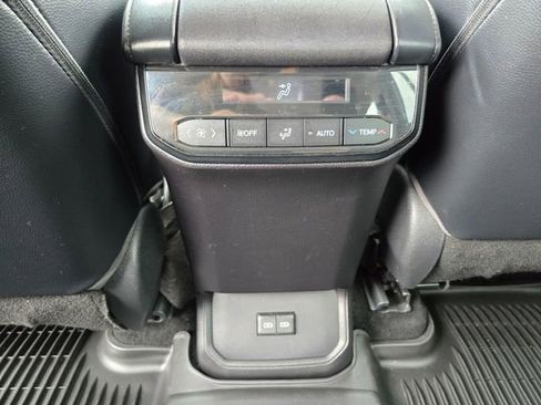 Used 2022 Toyota Highlander XLE image 16