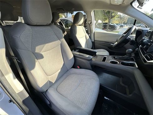 Used 2024 Toyota Sienna LE image 28
