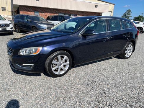 Used 2017 Volvo V60 T5 Premier w/ Convenience Package FWD image 2
