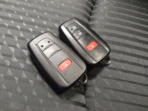 Used 2017 Toyota Prius Three image 32