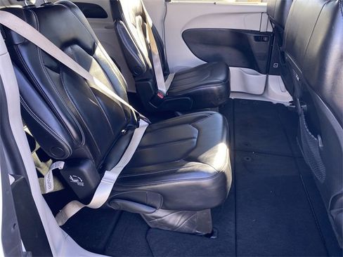 Used 2023 Chrysler Pacifica Touring-L image 32