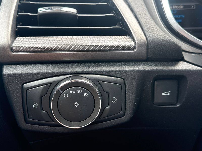 Used 2020 Ford Fusion SE FWD image 28