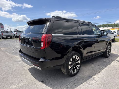 Used 2025 Ford Expedition Platinum w/ Driver's Package AWD/4WD image 4