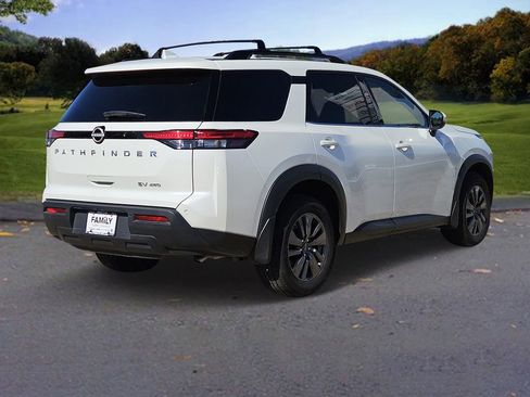 Used 2024 Nissan Pathfinder SV image 4