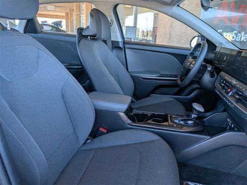 Used 2025 Kia K4 LXS image 31